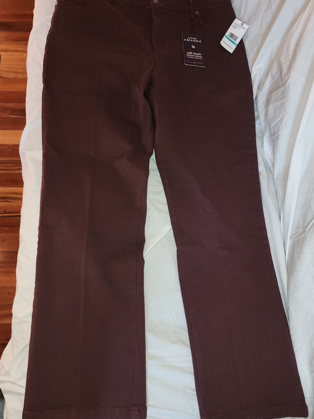 Gloria Vanderbilt Straight Leg Jeans in Port Wine. 16P